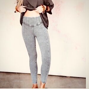 Fierce gray leggings, excellent condition. From Three Bird Nest